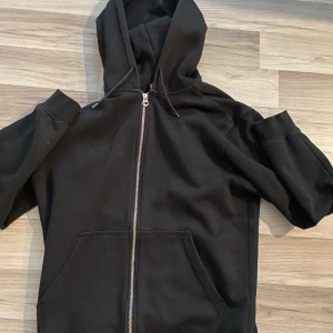 Zip hoodie  - Säljer denna då den inte används, väldigt bra skick 