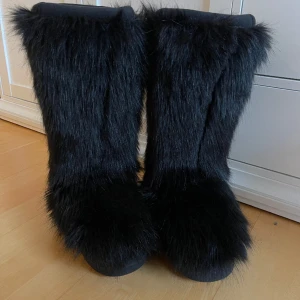 Vinterstövlar - Skor från HM, inte använda så mycket så dom är i superbra skick 💕😋