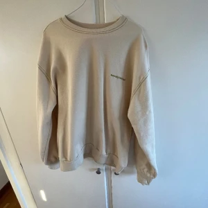 Sweatshirt  - Tröja från pull and bear. Använd en gång. Storlek S