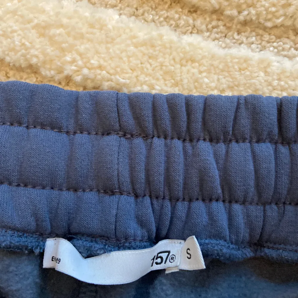 Lågmidjade byxor från lager 157, aldrig använda men ingen prislapp kvar. Gråblå färg. Jeans & Byxor.