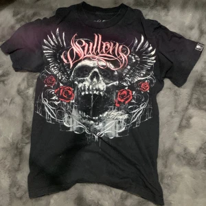 Sullen - Affliction style tee. Bredd 50cm, Längd 70cm. Ställ gärna frågor :)