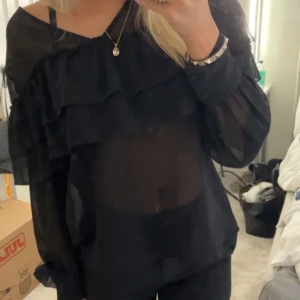 svart blus  - jätte söt svart blus från nelly i storlek xs!