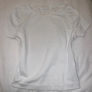 Vit tshirt  - Säljer denna vita t-shirten💗perfekt till våren/sommaren! 