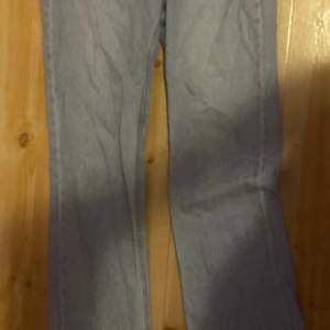 Långa ljus blå jeans 