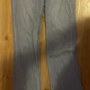 Blå jeans  - Långa ljus blå jeans 
