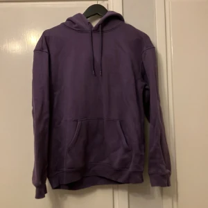 Lila Hoodie - Lila hoodie från HM i storlek small. Loosefit. Använd men inga defekter.