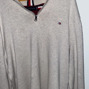 Tommy Hilfiger half zip - Halfzip från Tommy Hilfiger, säljer för att den är för liten. Storleken är S men passar även M, innehåller en blandning av PIMA bomull och cashmere (nypris 1599), sandfärgad