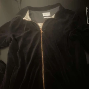 Limitato Full Zip - Säljer en snygg full zippad limitato tröja som är i mycket bra skick. Hör av er vid frågor och funderingar. Pris kan diskuteras