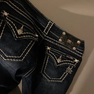 Miss me jeans - Lowwaist bootcut. Som helt nya! Buda! Sitter som en 36❤️För fler bilder skriv privat! 