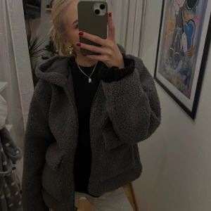 Teddy jacka - Säljer denna gråa teddyjackan med luva från Zara! Använt 1 gång, nyskick💕 Ordinarie pris: 499kr