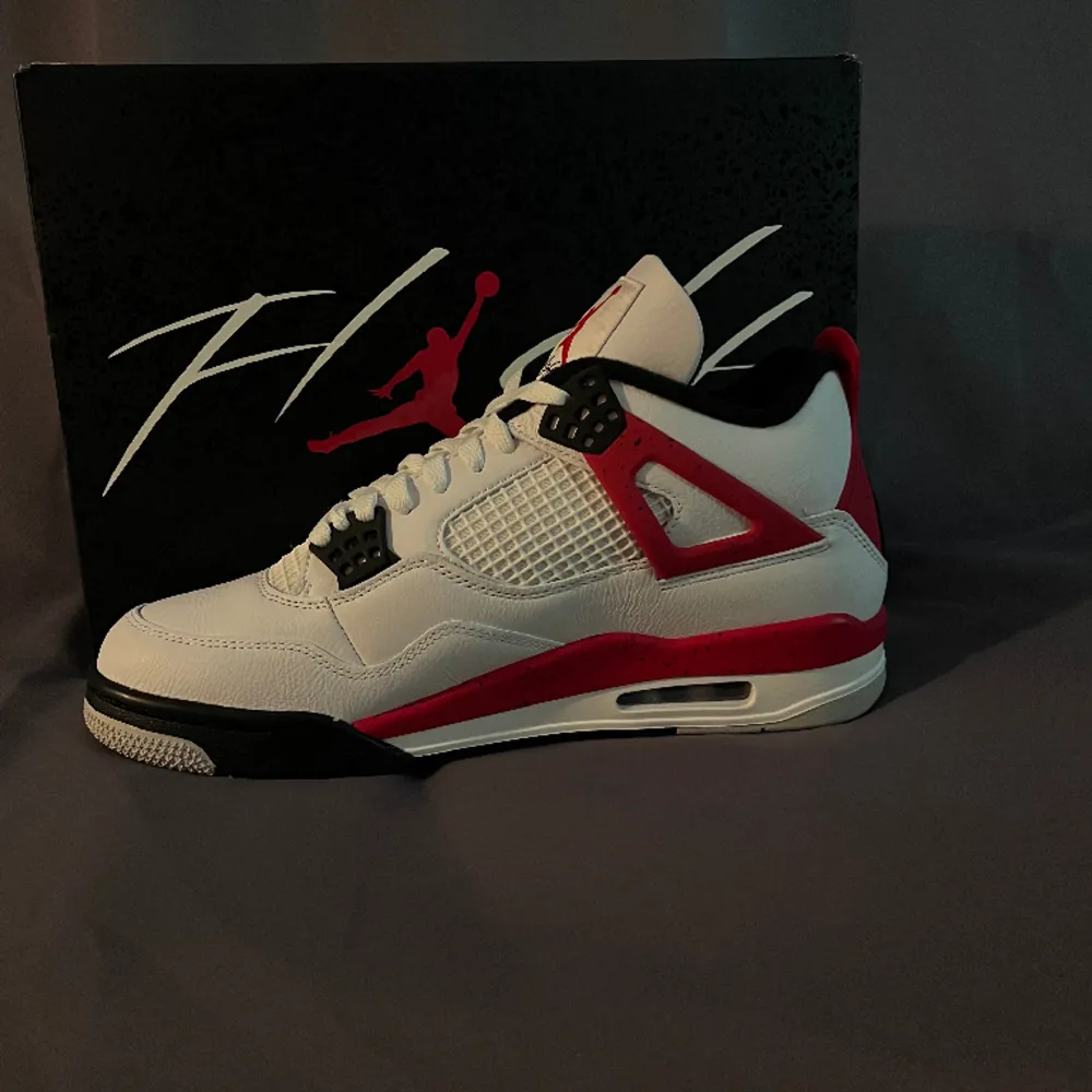 Däljer dessa assfeta nya Jordan 4s red cement. Köpta på Nikes hemsida. Kvitto finns‼️. Skor.