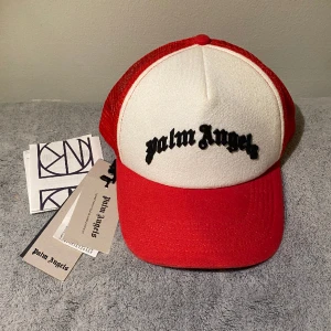 Palm Angels - Keps från Palm Angels köpt på NK - Skicket är 9,5/10 - Nypris är 2000kr - Kvitto och tags medföljer 