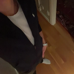 Ralpfloren zip - Säljer min killes ralpfloren hel zip, då den är lite för liten på honom! Tröjan är i toppskick och har inga defekter alls, skriv för fler bilder eller funderingar.