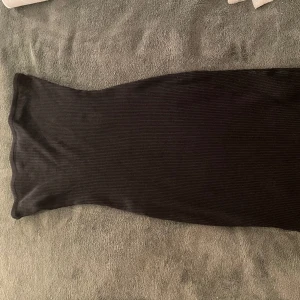 Ribbad tubklänning  - Svart ribbad tubklänning från NAKD i storlek S Köparen står för frakt