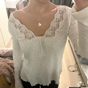 Odd Molly tröja - Superfin oddmolly tröja i storlek S. Den har tyvärr ett litet hål som syns på bilderna men inget stort. Skriv för fler bilder eller ifall ni skulle vilja veta något!💞