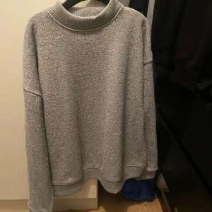 Stickad tröja - Säljer denna oversized tröja från zara som endast är testad. Köpt för några år sen