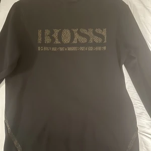 Hugo boss tröja  - Denna hugo boss tröja väldigt fin och bra skick i storlek L men passar även M. Frågor och funderingar bara att höra av sig! Knappast använd och priset kan diskuteras!
