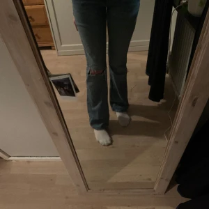 Jeans - As snygga jeans ifrån Gina Tricot med ett hål på knät🫶🏻 De är mid waisted och passat perfekt i längden på mig som är runt 172-174💓 Använda 2/3 ggr så i mkt väl skick!!