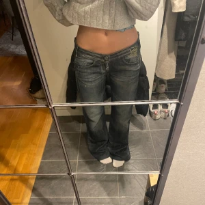 Lågmidjade jeans - Lågmidjade jeans från killah, säljer då jag har för mycket jeans. Storlek 29 (midjemått 41 cm rakt över) lite långa på mig som är 170 cm lång. Skriv vid frågor!!👐🏼👐🏼