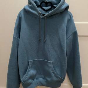 säljer denna as sköna hoodien från bikbok🩷strl xs men skulle säga att den passar både S och M!!💓💓