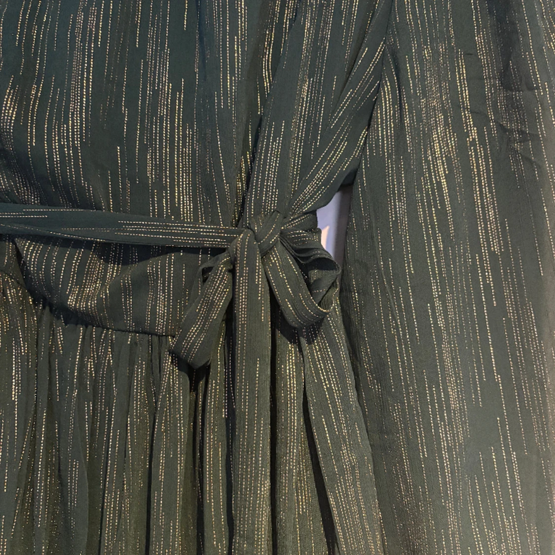Grön klänning med guldskimrer  - 91
