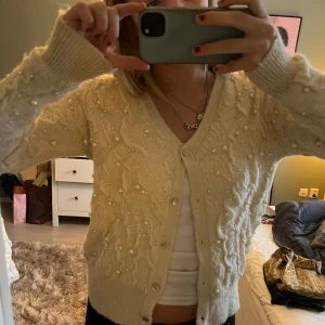 Stickad kofta - Så så fin stickad kofta med pärlor! Endast använd 2 ggr💞💞💞🥹