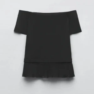 Zara topp - Säljer denna superfina off shoulder toppen från Zara! Den är i storlek s och har aldrig kommit till användning. Kan inte skicka fler bilder osv förens jag kommer hem den 4:e. 