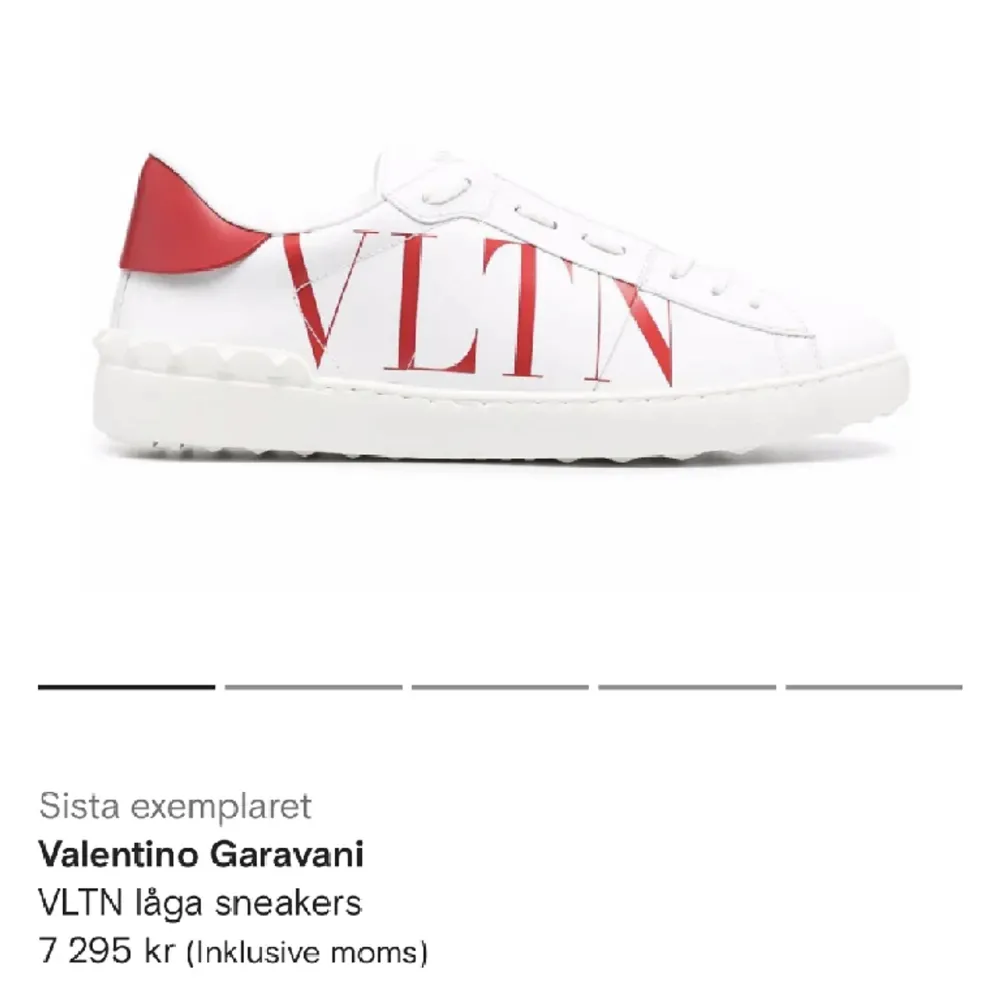 Valentino sneakers köpta på NK i Stockholm, kvitto medföljer och allt som jag fick vid köpet. Nypris ligger just nu på 7000 kr. Är i väldigt bra skick. . Skor.