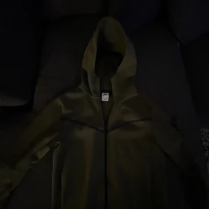 Nike tech fleece  - Säljer min gröna tech fleece för att den tyvärr inte använts så mycket. Har använt den fåtal gånger så den har varken skador eller bieffekter. Pris kan diskuteras så det är bara att skriva vid frågor eller funderingar:)