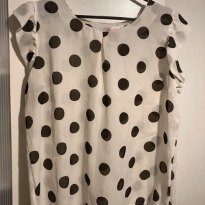 Top strl M  - Prickig top/blus strl M. Tyget är lite genomskinligt.  Mycket fint skick. 
