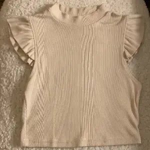 Det här är en tröja som jag nästan alldrig har använt och som nu blivit för liten. Pris kan diskuteras och tröjan har inga skador. 🫶🏼💓