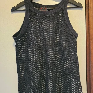 Nätlinne, nätbrynja - Beskrivning: Svart nätbrynja. Märke: H&M Storlek: Small Skick: Mycket gott skick Material: 73% bomull, 27% polyester  Nakenkatt finns i hemmet