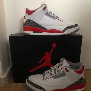 Jordan 3 fire red - Allt med originalboxen tillkommer. Dem är storlek 44,5 och är minimalt använda ( i princip nyskick)Skriv om intresse eller fundering uppstår! 