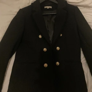 Snygg blazer  - Elegant blazer, med guld detaljer 