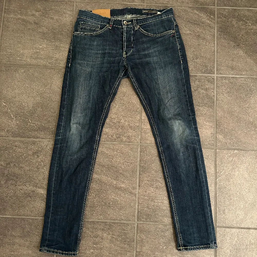 Tjena! säljer dessa sjukt snygga dondup jeansen i modellen george och i stl 32. Väldigt bra skick och vid minsta fundering är det bara o skriva🙌. Jeans & Byxor.