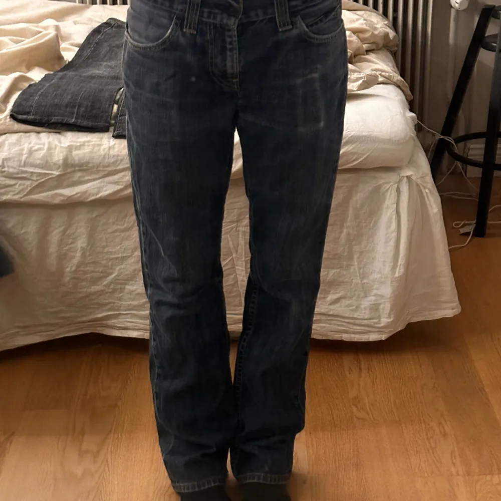 Ett par super snygga Levis jeans, super fin blå färg. Storlek 32w, men passar mig som brukar kunna ha 26-27 i waist. Jag är 167 och det passar längd vis.. Skriv till mig för mer bilder och exakta mått. Budgivning men om du har pris förslag skriv💗. Jeans & Byxor.