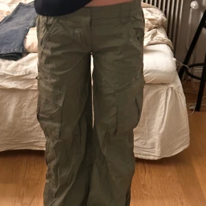 Cargo byxor  - Coola cargo byxor low waist, jätte fin grön färg. Storlek 34 men de är stretchiga! Skriv för exakta mått och bilder💗💗