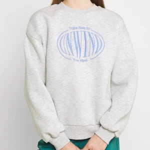 Grå Tjocktröja  - Grå tjocktröja från Gina Tricot i storlek M med tryck på!