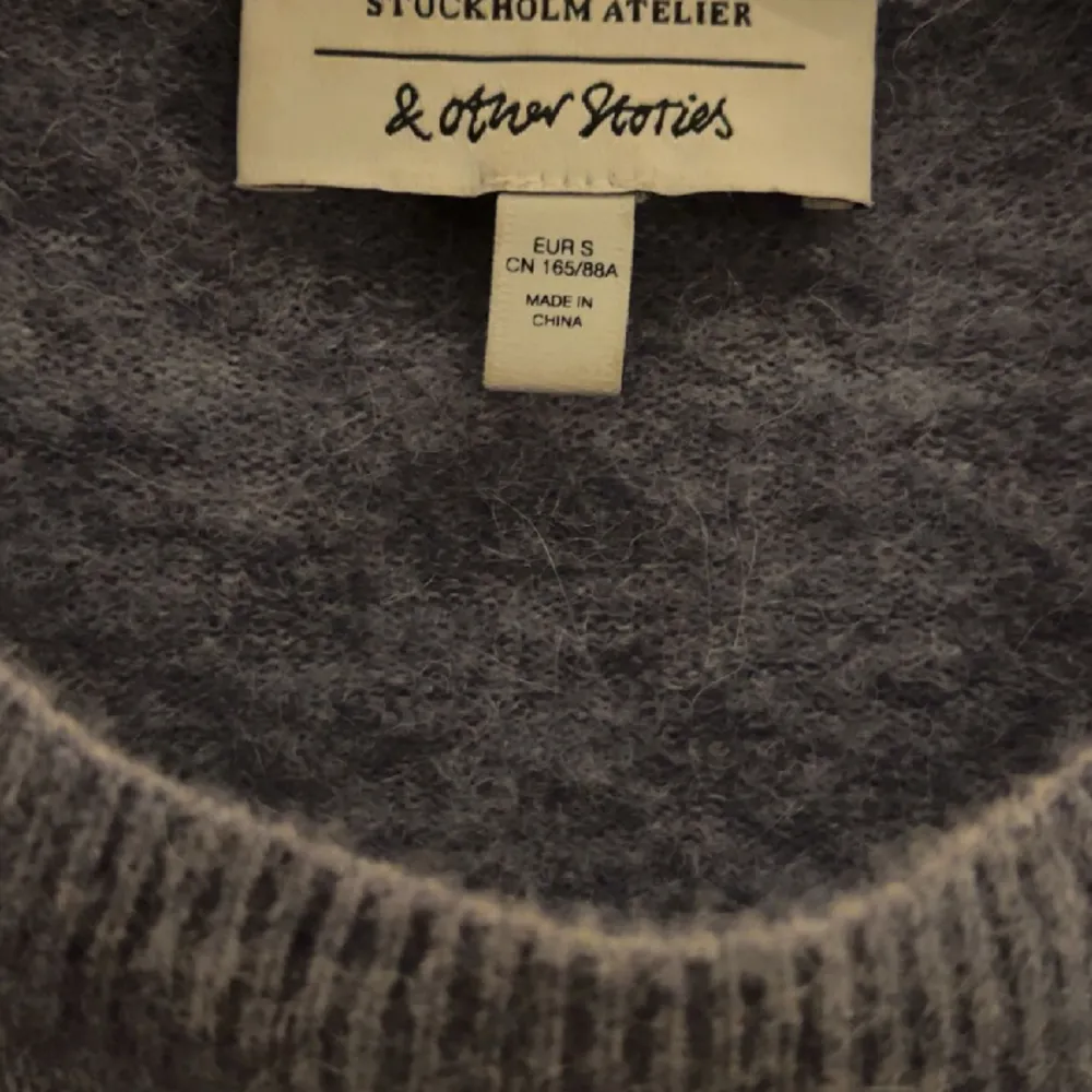 Säljer denna superfina trekvartsärmade stickade tröjan från & other stories. Tröjan är i strl S och köptes i oktober men har knappt blivit använd vilket är därför den säljs. Den är i bra skick därav priset, vid snabbt köp kan ja sänka priset 🫶🏼. Stickat.