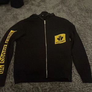 Dsquared2 Hoodie - Säljer en fin dsq2 hoodie som jag ej använder längre. Den är i storlek 16y samma sak som Xs. Skick 9/10 ser nu ut. Mitt pris 700kr nypris ca 2000kr.