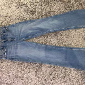 säljer dessa snygga bootcut jeans från gina tricot. säljer då de blivit för korta på mig. de är mid waist. nypris ca 300-400kr.