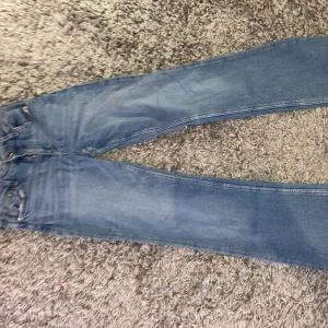 . - säljer dessa snygga bootcut jeans från gina tricot. säljer då de blivit för korta på mig. de är mid waist. nypris ca 300-400kr.