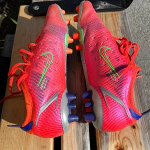 Fotbollsskor  - Skit