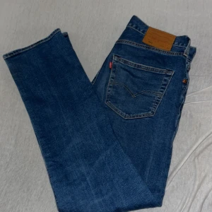 Levis 501 - Piss snygga Levis som inte passar mig längre, använt ett fåtal gånger så konditionen är ganska bra förutom att det finns lite fläckar nära zippen men det är inget man ser😊