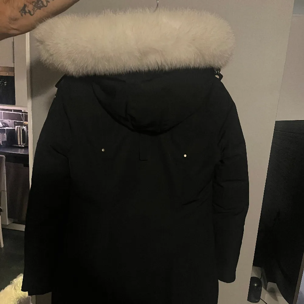 Parkas damjacka Moose Knuckles storlek M/M.   Använd enbart några gånger, skick som ny. Original beställd från Moose Knuckles hemsida, nypris var 10 500kr.  https://www.johnells.se/kvinna/the-premium-selection/moose-knuckles/sunwapta-parka. Jackor.