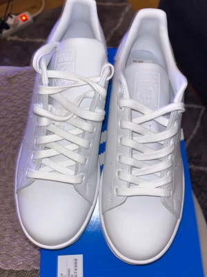 Stan Smith adidas skor  - Säljer ett par helt nya adidas stan Smith helt oanvända i storlek 40 2/3. Ordinarie pris: 1100kr