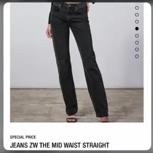 Säljer mid waist jeans från zara🙌🏻 Använda men i väldigt bra skick, inga defekter👌🏻
