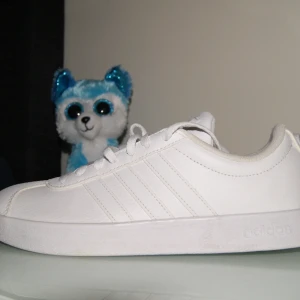  Adidas Skor Vl Court 2.0  - Adidas skor, oanvända och kommer med lådan. Model: Vl Court 2.0 Shoes. H Färg: Helvitt Storlek: 37 1/3  Nypris är 700 kr och våran pris är 379 kr (kan förhandlas)