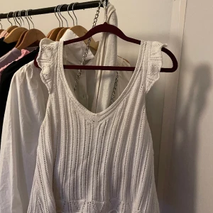 Topp från ONLY - Jätte söt stickad somrig slutsåld topp från OLNY. I storlek S. 