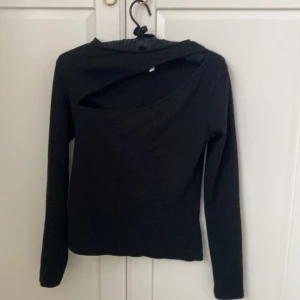 Svart tröja  - Svart fin basic tröja, fint skick!!💘